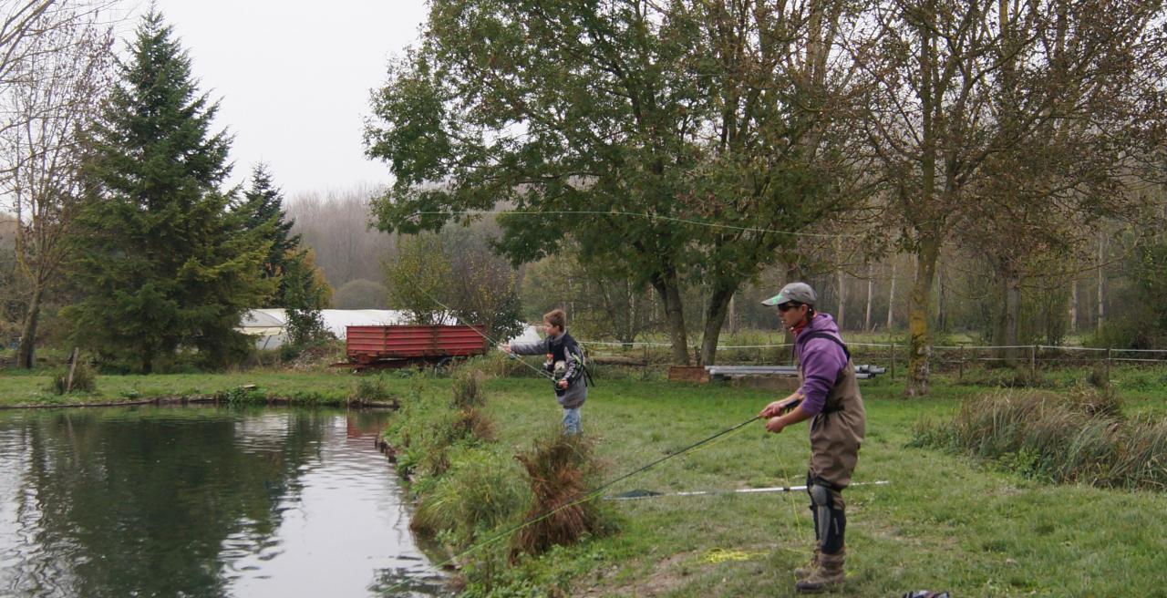 Pêcheurs de profil en action de pêche