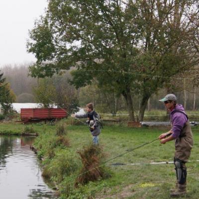 Pêcheurs de profil en action de pêche