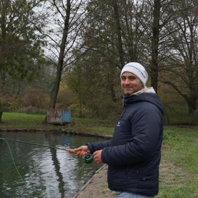 Charles lors de son initiation à la pêche à la mouche