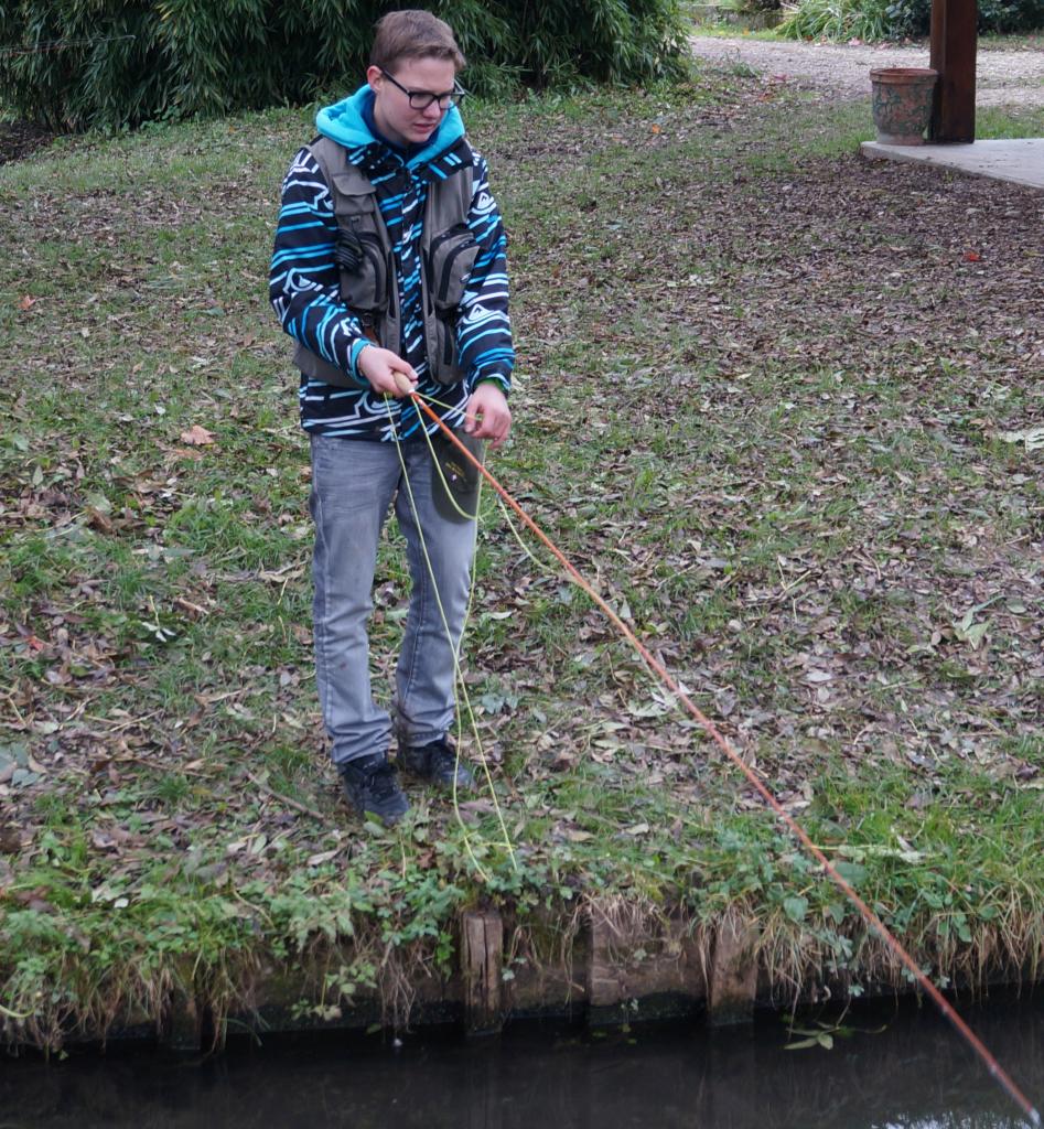 Jeune  en action de pêche dans l'un des nombreux canaux