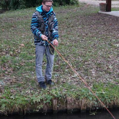 Jeune  en action de pêche dans l'un des nombreux canaux