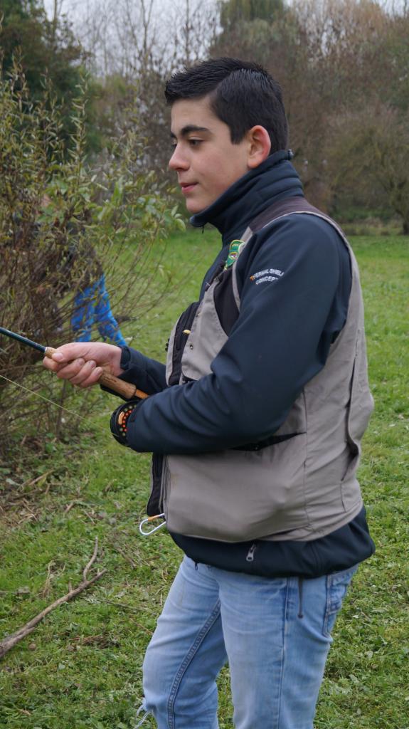 Jeune en action de pêche