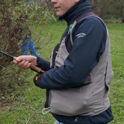 Jeune en action de pêche