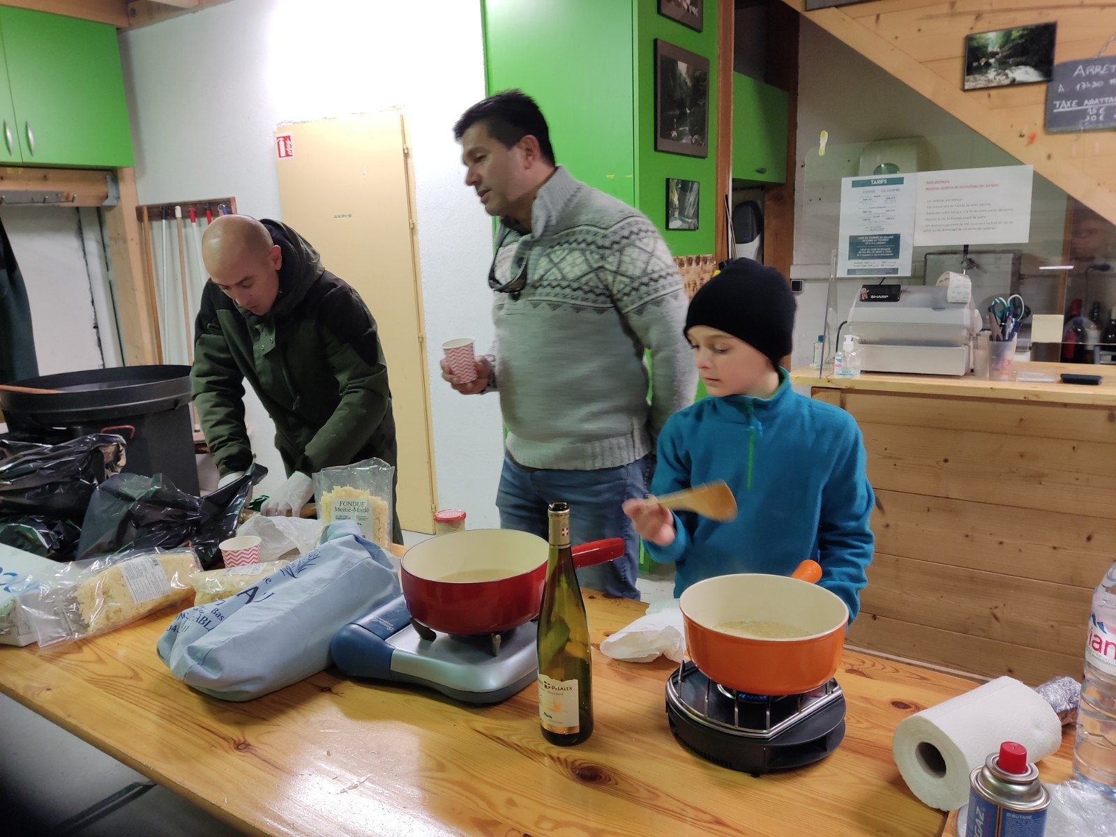 Notre chef cuisinier, Romain en pleine préparation de la fondue
