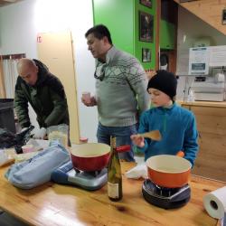 Notre chef cuisinier, Romain en pleine préparation de la fondue