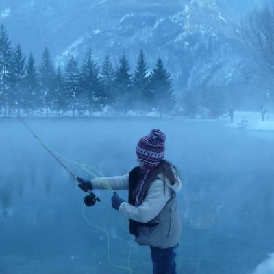 Casting dans la brume hivernale